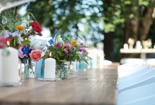 Detailbild Tisch mit Kerzen und Blumen