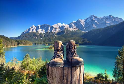 Wandern am See in den Alpen