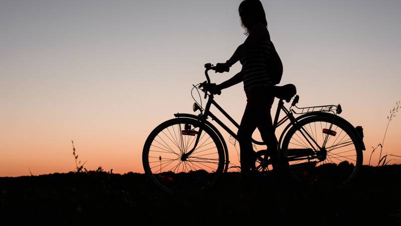 Fahrradfahrer Silhouette bei Sonnenuntergang